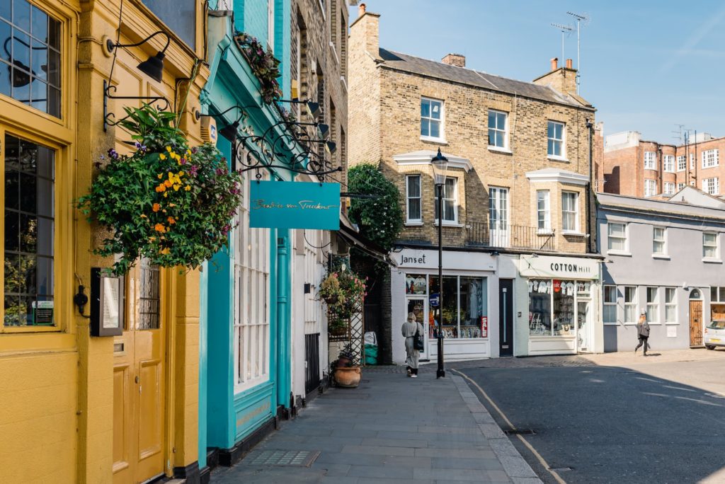 Das bunte Viertel Notting Hill in London ist eine bekannte Sehenswürdigkeit