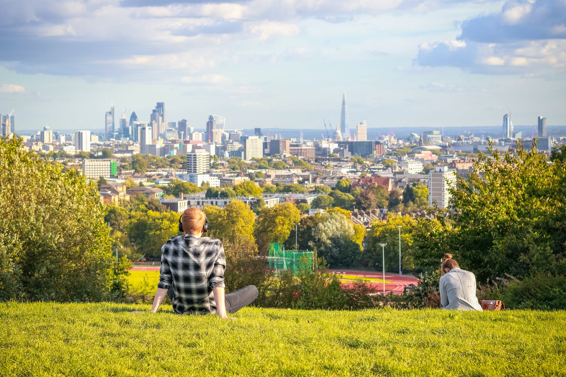 Leute genießen Aussicht vom Parliament Hill in Hampstead Heath in London