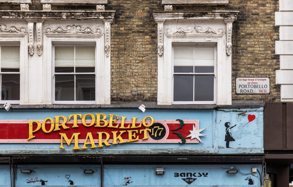 Der Portobello Market in London ist einer der beliebtesten Märkte und Sehenswürdigkeiten der Stadt