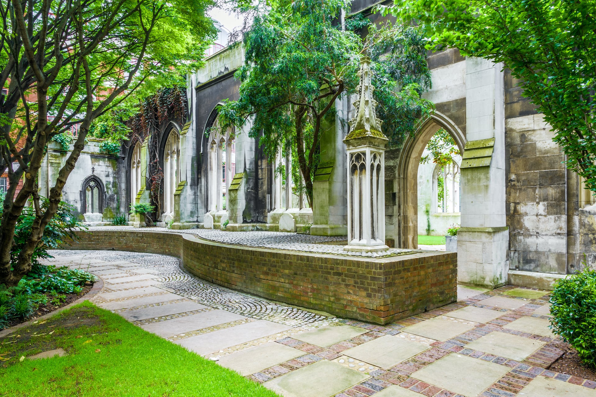St. Dunstan in the East Church Garden bietet eine ruhige Oase in London