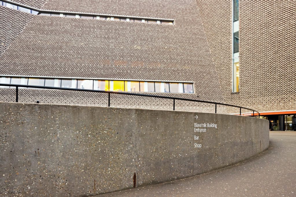 Die Tate Modern Gallery in london fällt bereits von außen durch ihr Gebäude auf