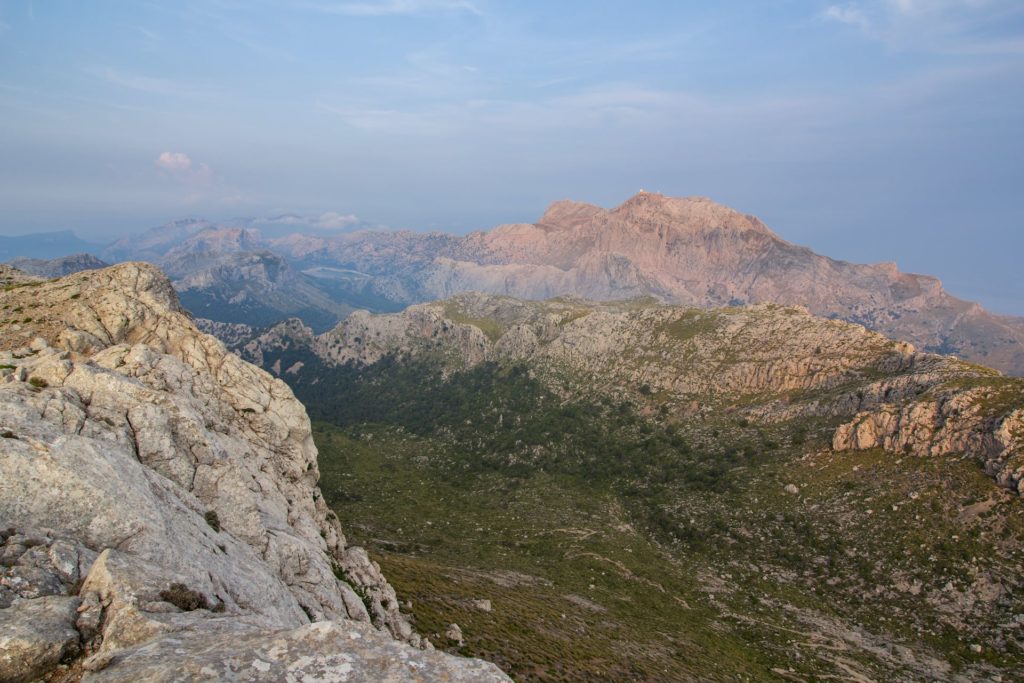 Eine Wanderung durch das Tramuntana-Gebirge auf Mallorca schenkt tolle Aussichten