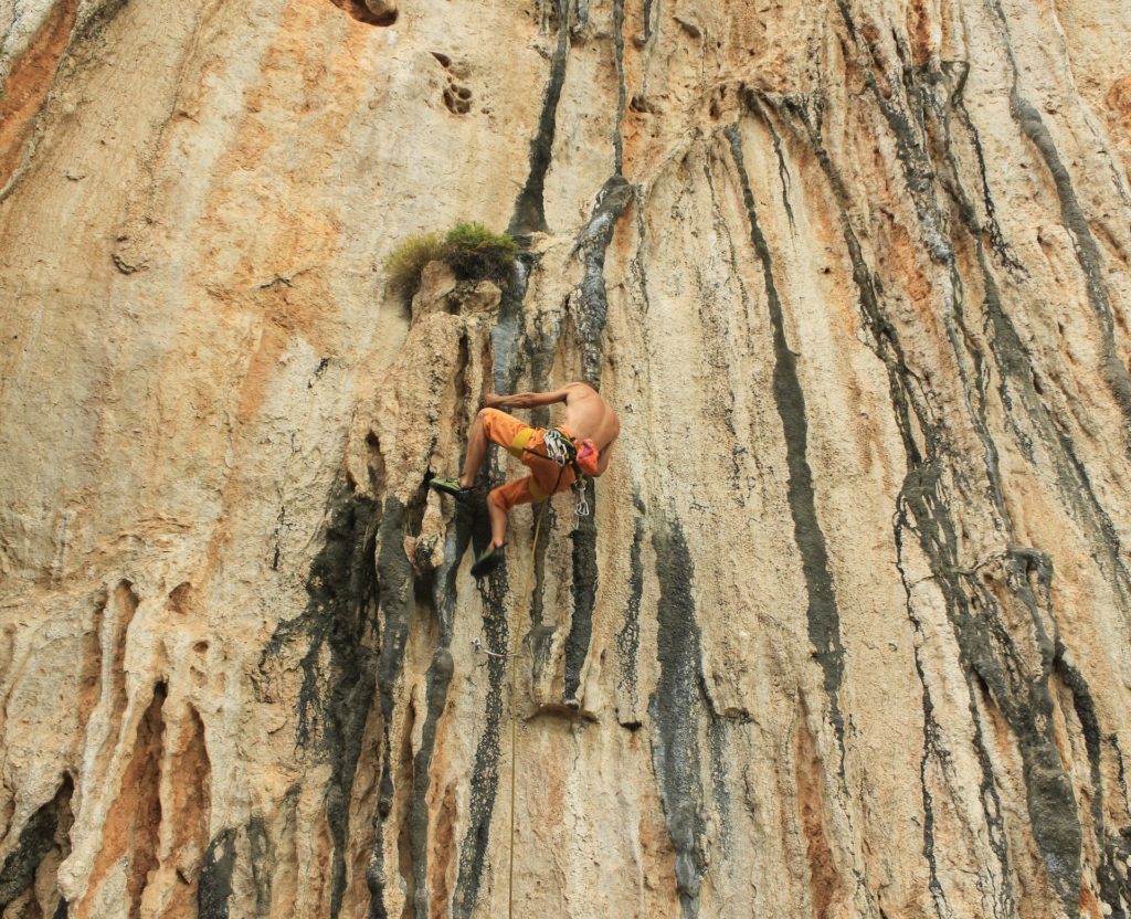 Mann beim Klettern auf Mallorca