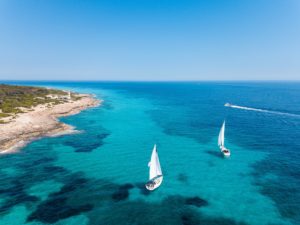 Segelboote vor der Küste Mallorcas