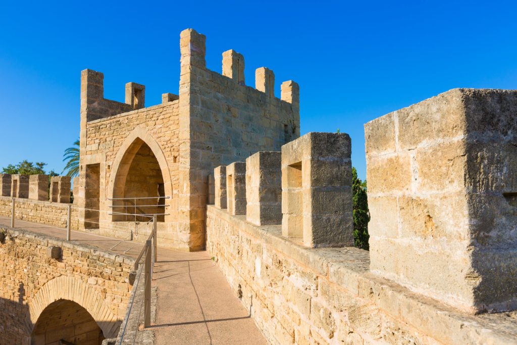 Auf der Stadtmauer von Alcudia in Mallorca kann man spazieren