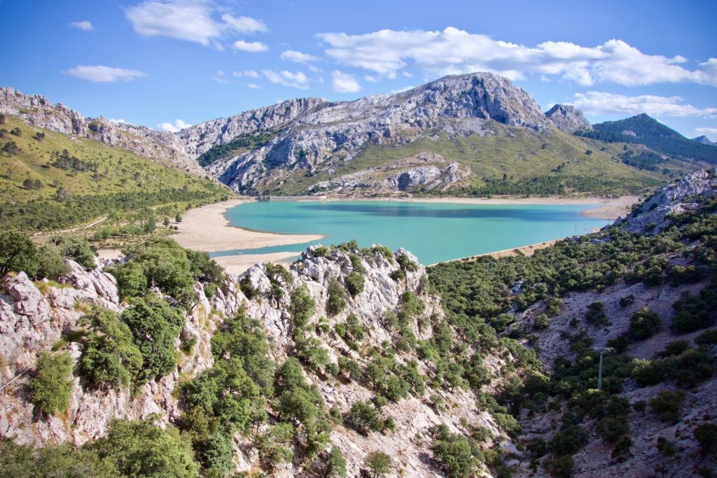 Der Embalse de Cúber auf Mallorca erinnert an einen See in den Alpen