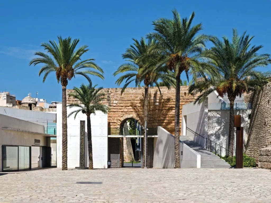 Das Museum Es Baluard in Palma de Mallorca von außen