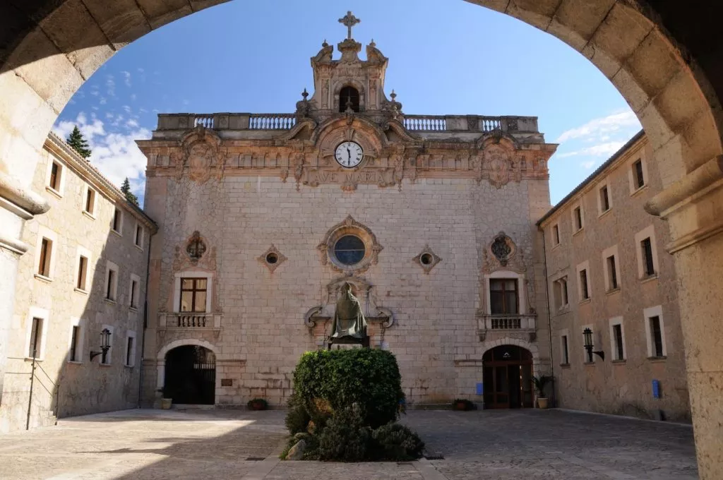 Das sehenswerte Gebäude des Santuari de Lluc auf Mallorca