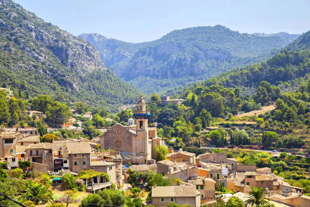 Das Bergdorf Valldemossa in Mallorca loegt malerisch eingebettet ins Tramuntana-Gebirge