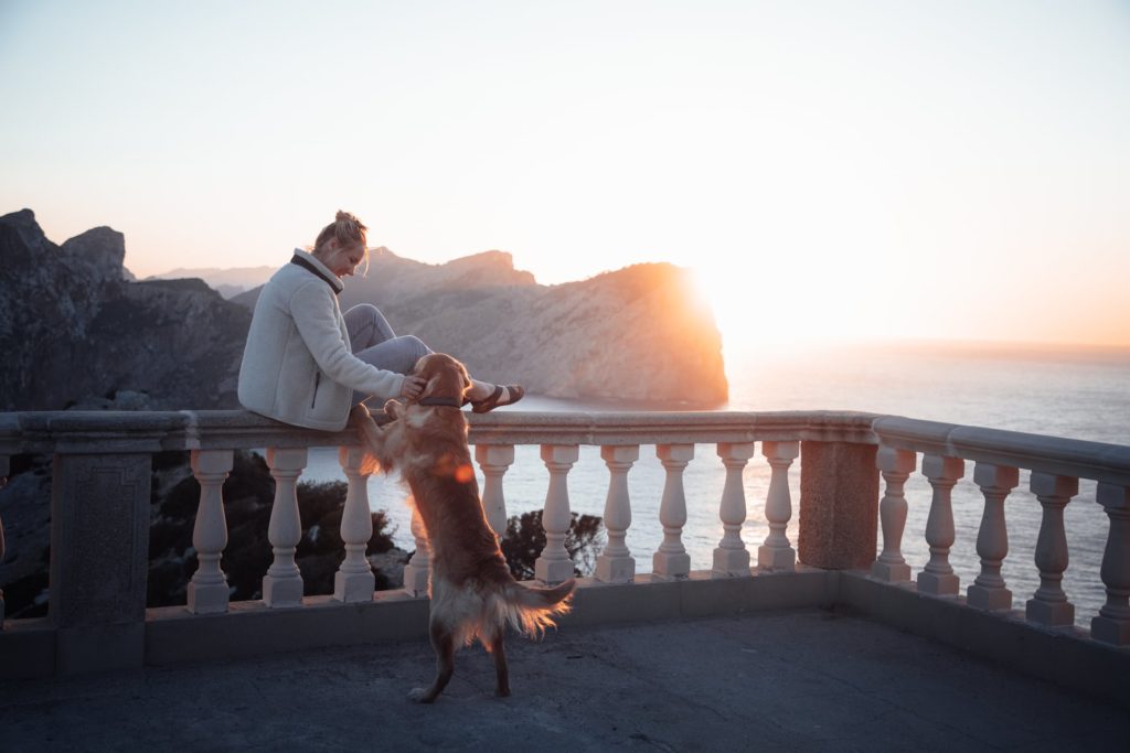 Frau mit ihrem Hund am Cap de Formentor auf Mallorca
