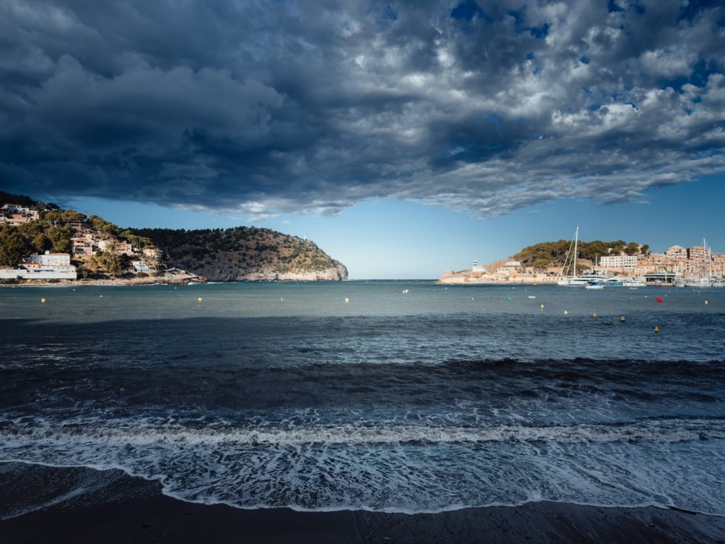 Bucht von Soller auf Mallorca bei ankommendem Sturm
