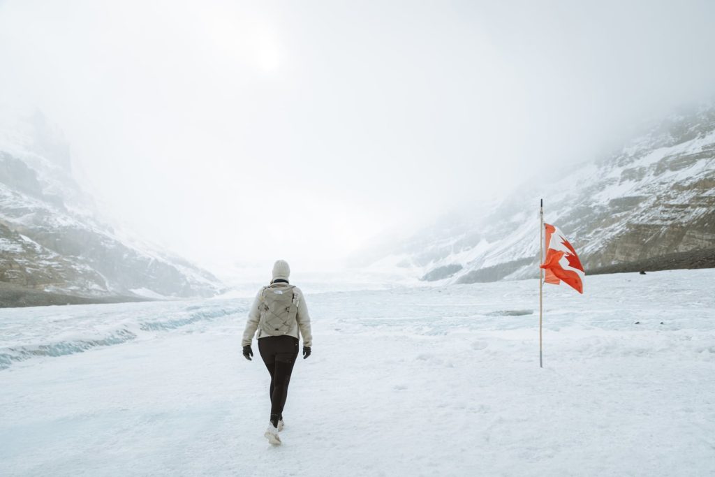 Frau läuft über das Columbia Icefield