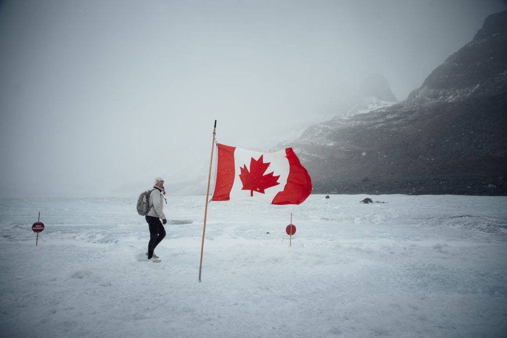 Frau läuft auf dem Columbia Gletscher in Kanada
