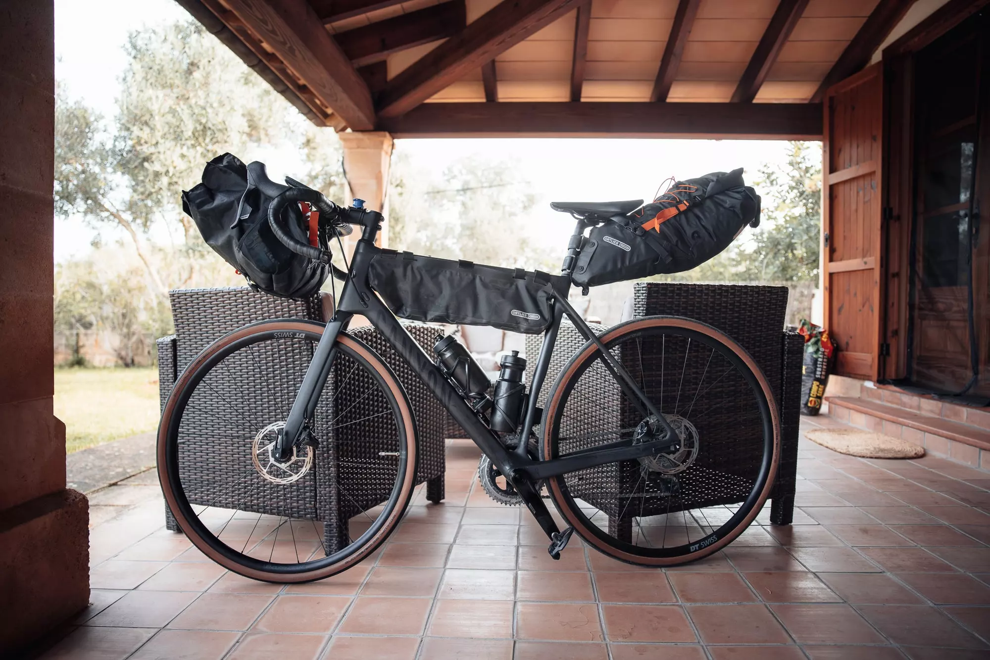 Canyon Endurace CF 7 eTAp mit Bikepacking Taschen