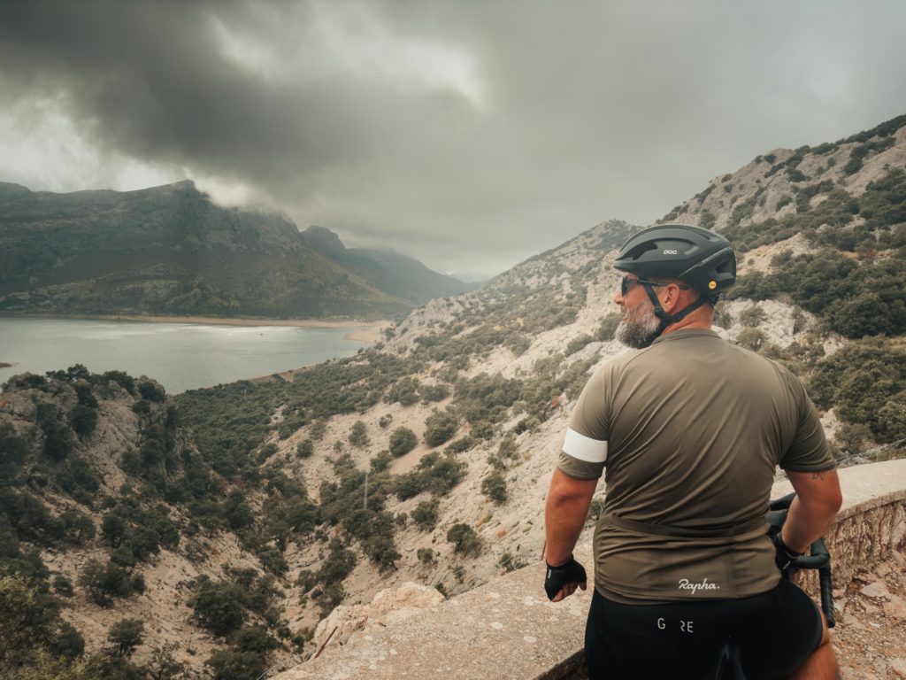 Stopp mit Fahrrad auf Cuber Stausee im Tramuntana Gebirge auf Mallorca