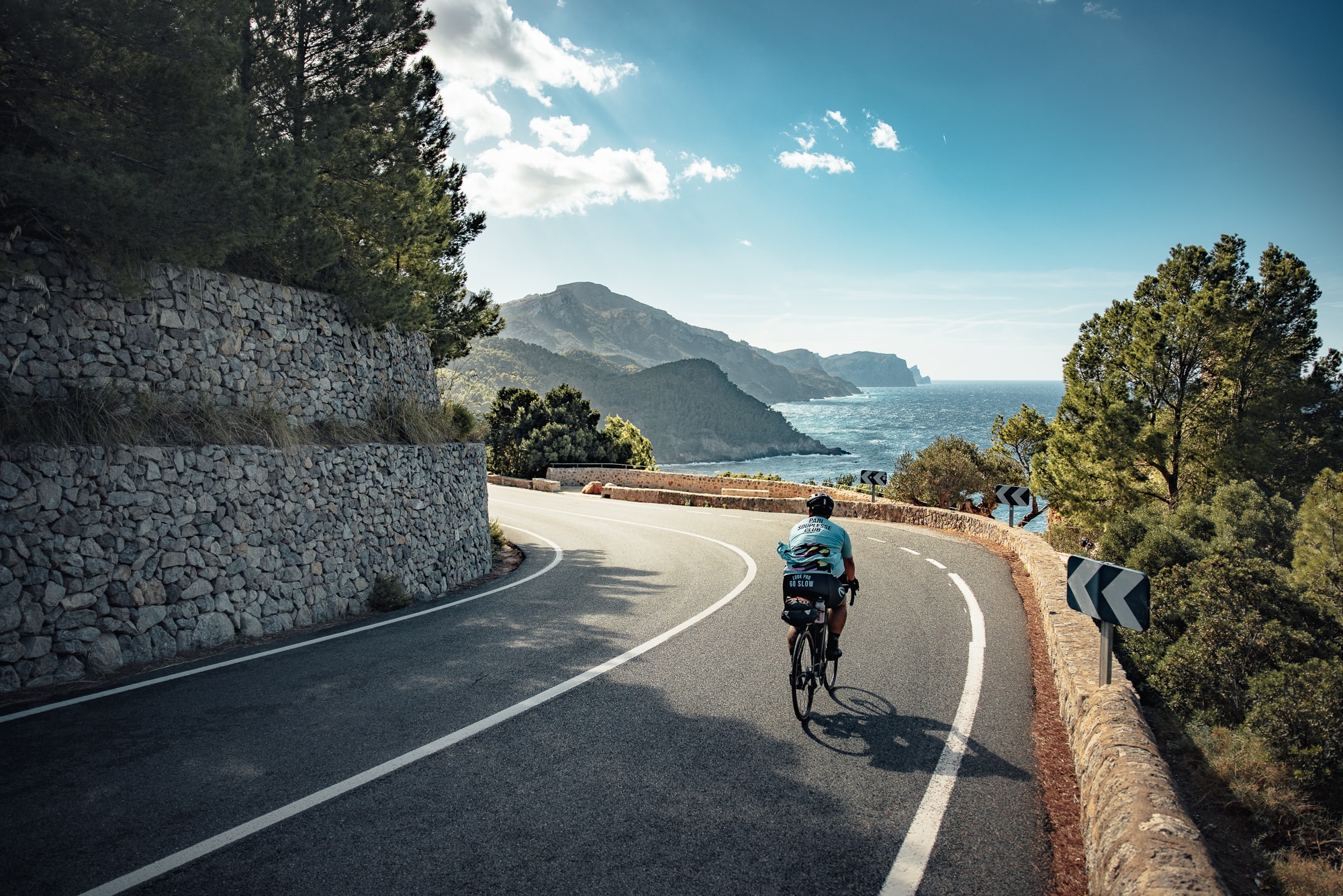 Rennrad fahren Straße Westküste Mallorca mit Blick aufs Meer und Berge