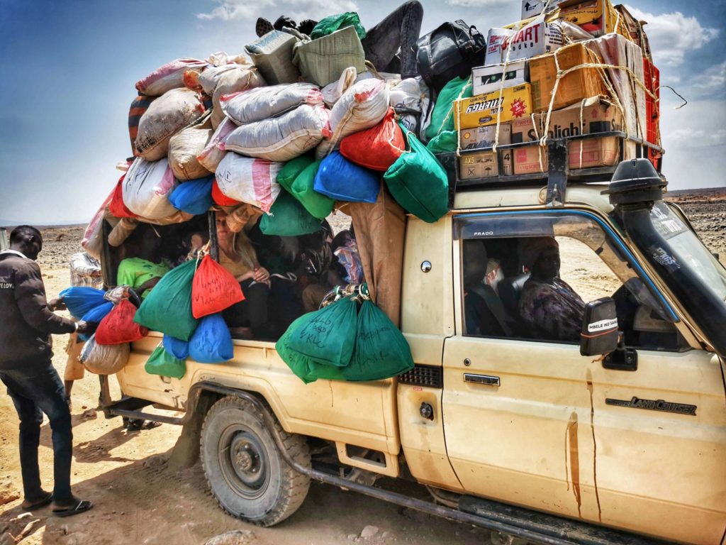 Vollbeladener Pick-Up in Kenia