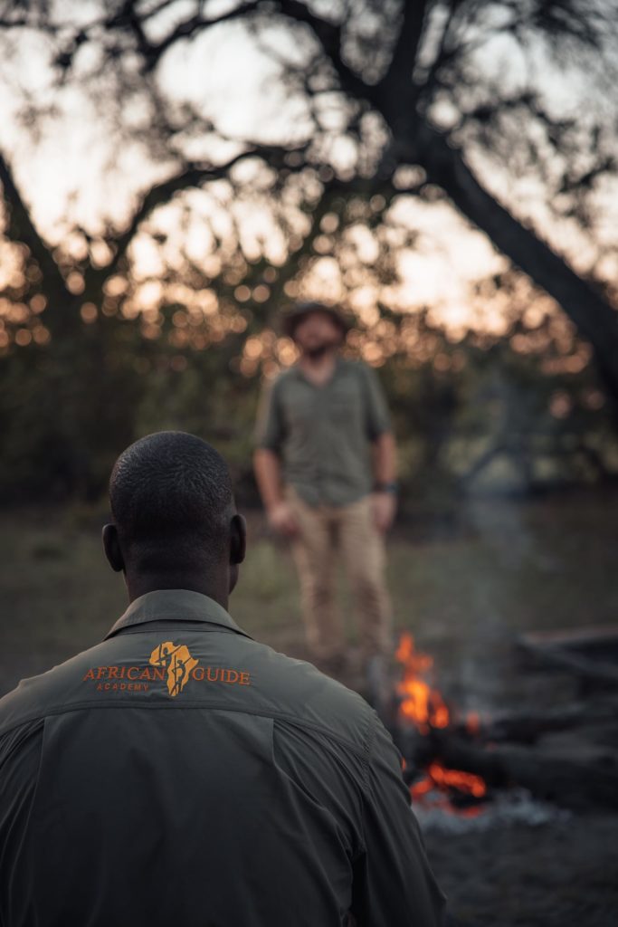Männer am Lagerfeuer im afrikanischen Busch