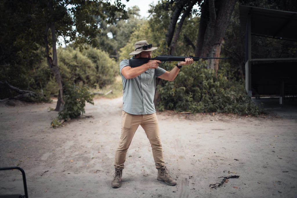 Mann bei Schießübungen während seiner Ausbildung zum Ranger im Okavango Delta