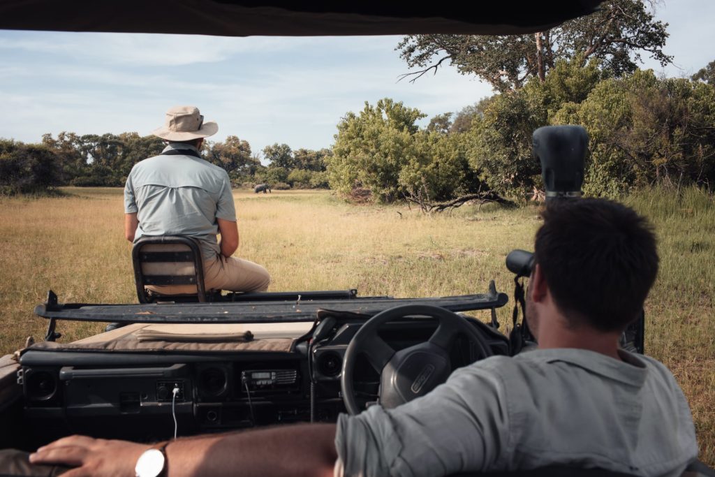 Männer beobachten Elefanten bei einer Ranger Ausbildung in Afrika