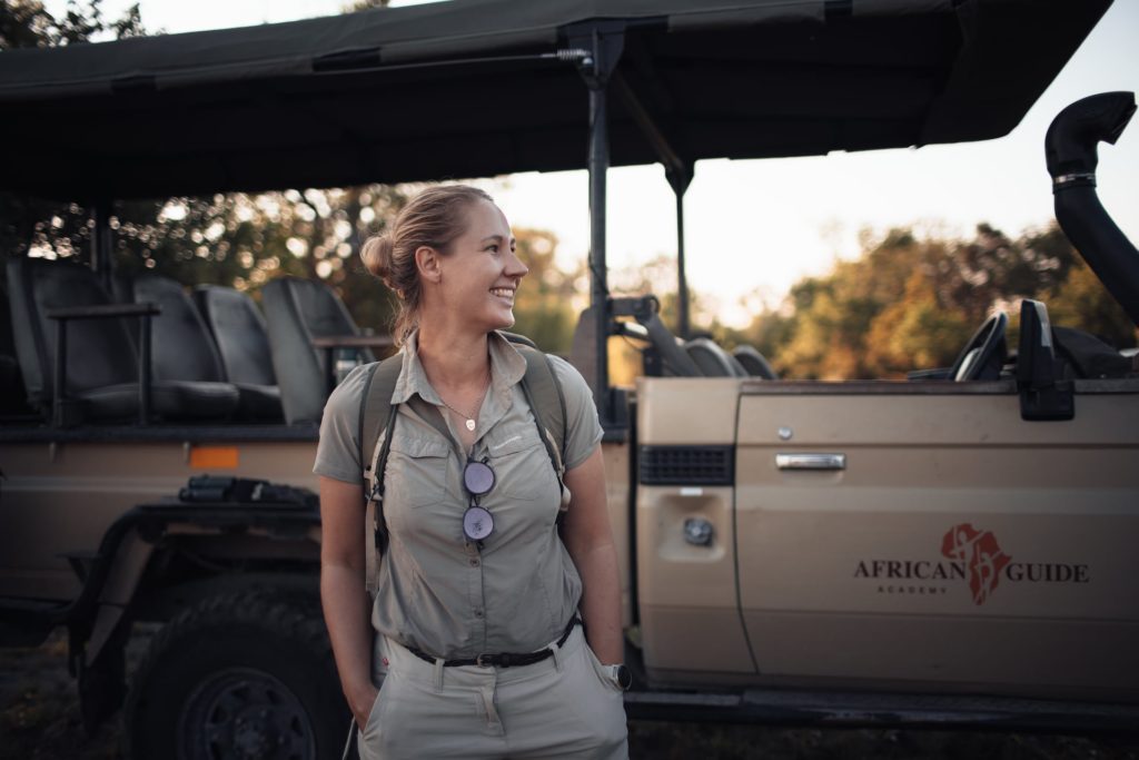 Frau macht eine Ausbildung zum Safari Ranger bei der African Guide Academy