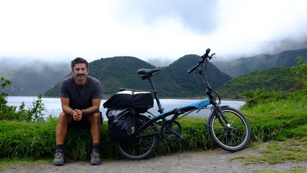 Mann mit Fahrrad an einem See in Südamerika