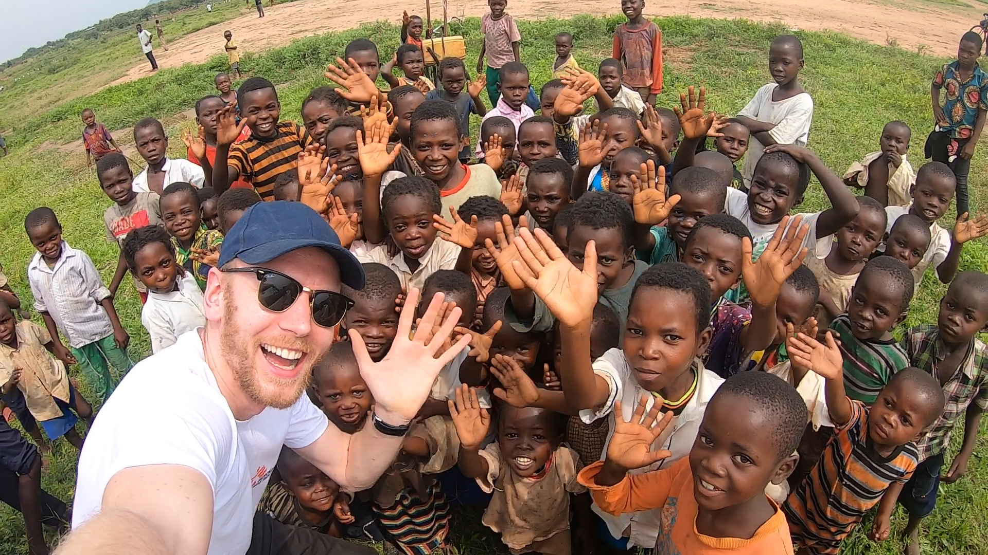 Robert in Kongo mit einer Gruppe winkender Kinder