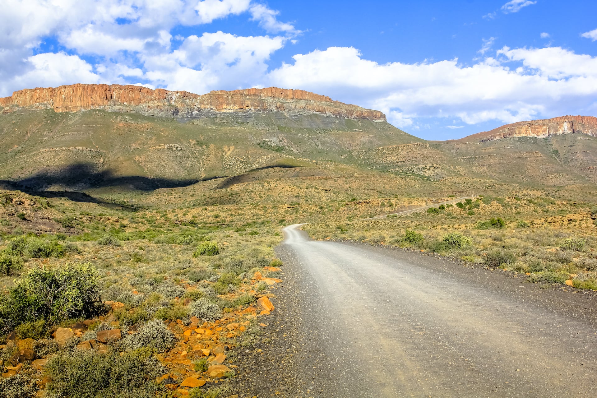 Straße durch den Karoo Nationalpark in Südafrika