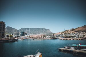 Der Tafelberg in Kapstadt von der V&A Waterfront aus fotografiert