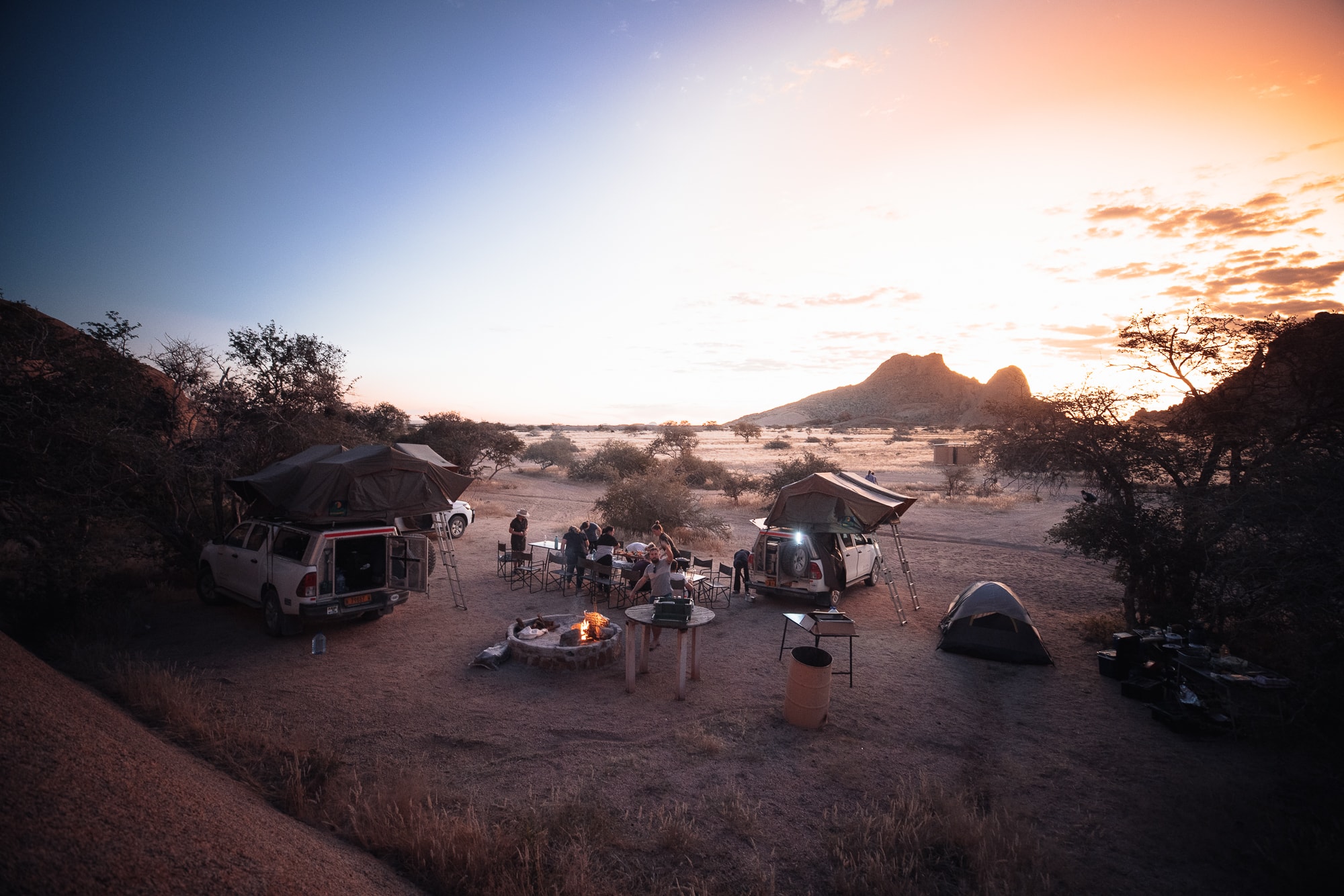 Gruppe beim Campen in Namibia mit Autos und Dachzelten