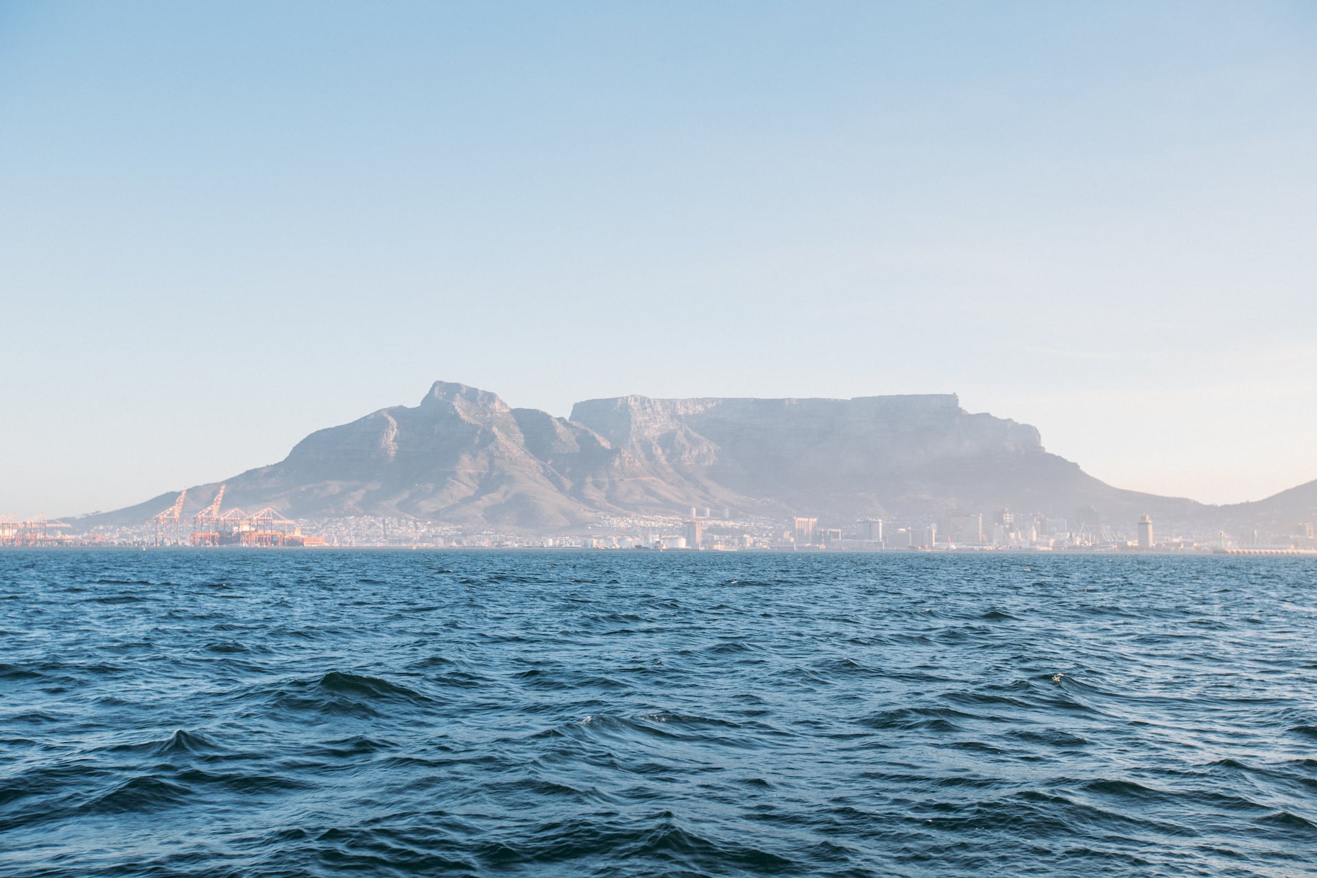 Tafelberg in Kapstadt vom Meer aus fotografiert