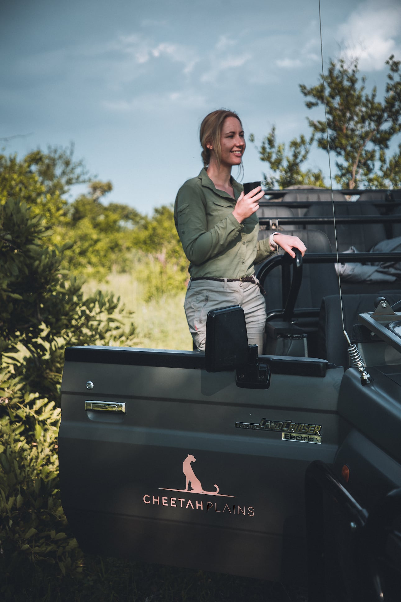Frau macht auf Safari im Kruger Nationalpark Pause