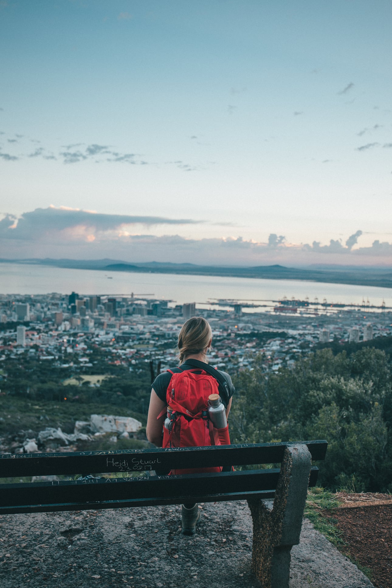 Frau mit Wanderausrüstung blickt auf Kapstadt