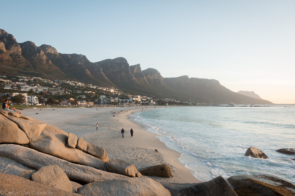 Camps Bay in Kapstadt mit Blick auf die Zwölf Apostel