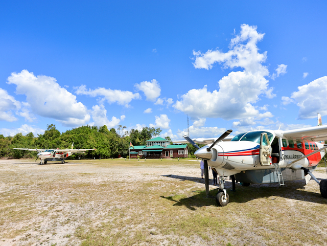 Propellermaschinen auf einem Flugfeld in Guyana
