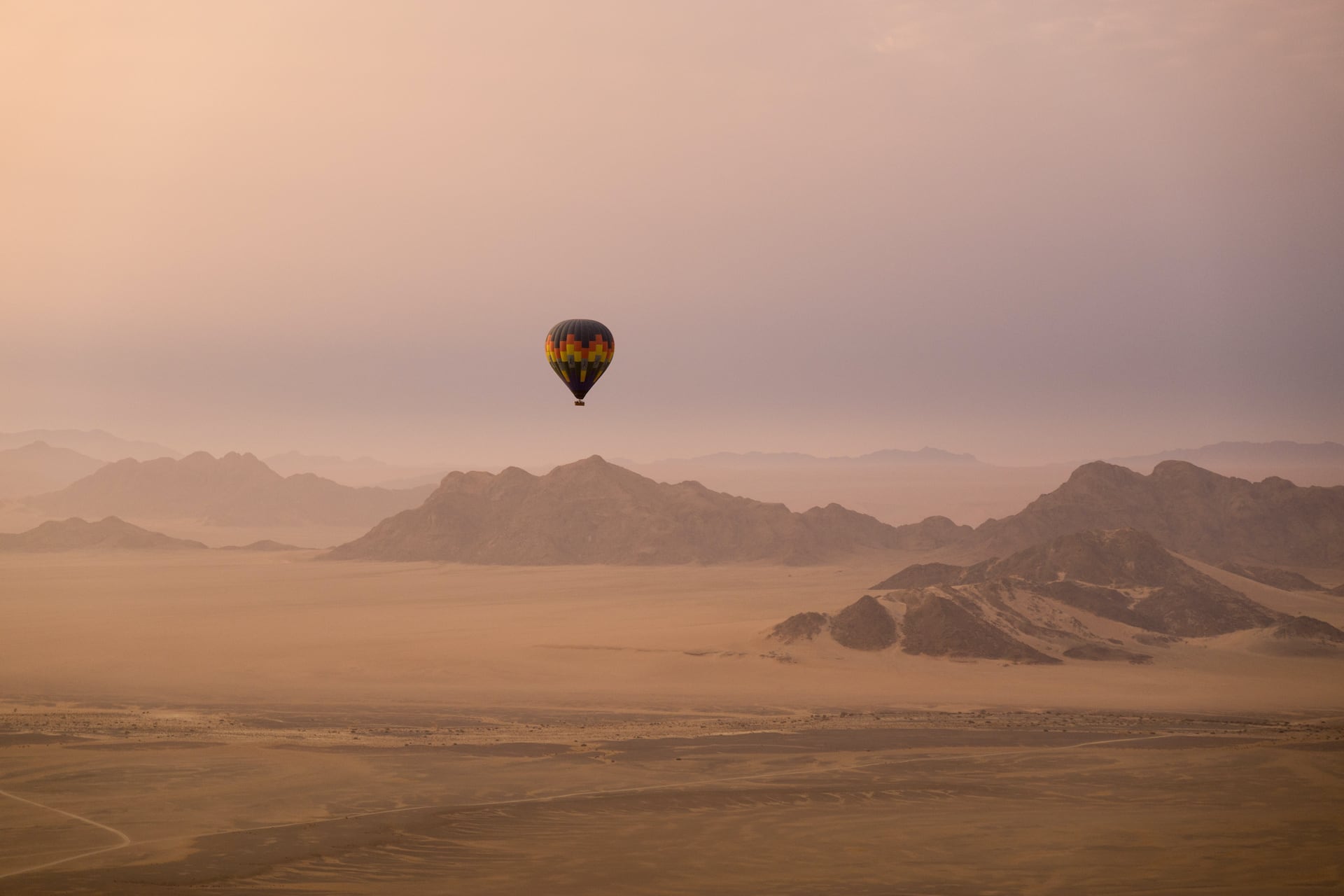 Heißluftballon über der Namib Wüste in Namibia
