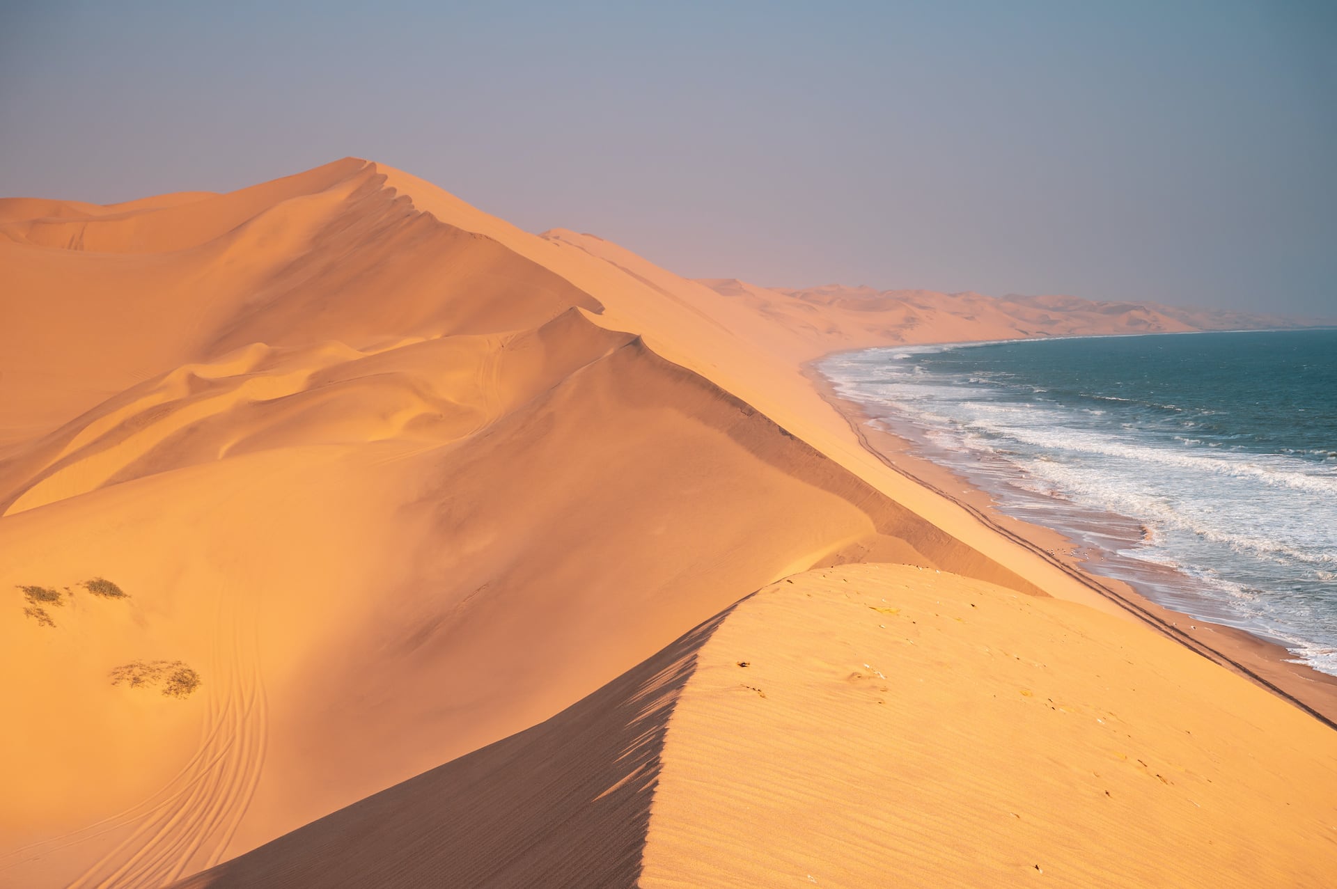 Im Dorob Nationalpark in Namibia trifft die Wüste auf den Atlantik