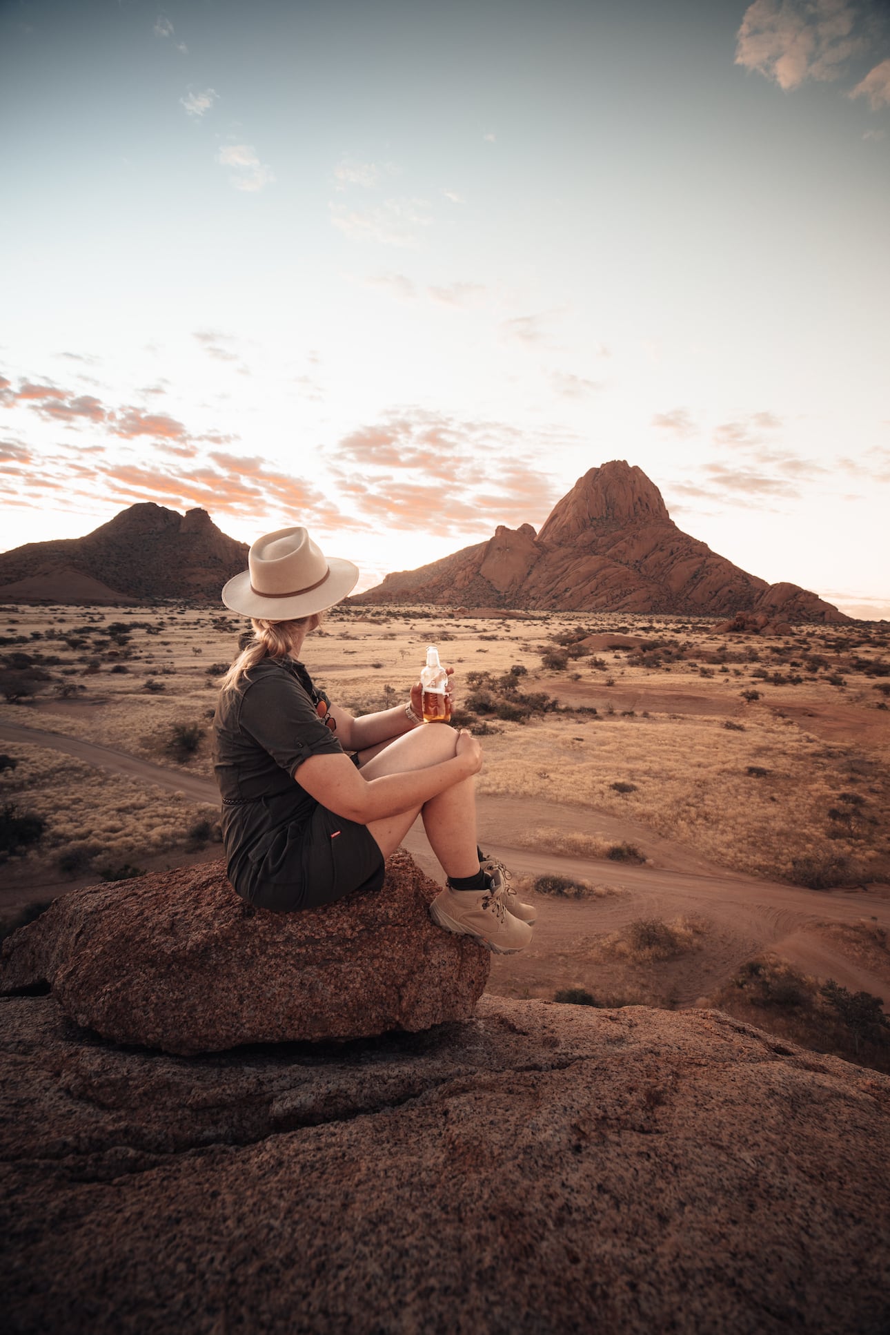 Frau genießt Sonnenuntergang an der Spitzkoppe in Namibia