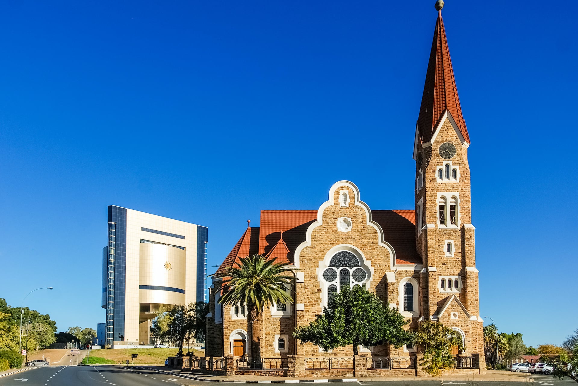Christuskirche und Independence Memorial Museum in Windhoek Namibia