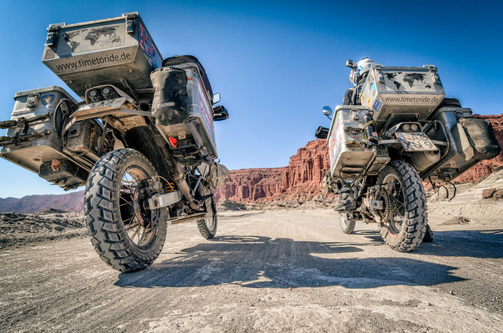 Zwei Motorräder vor einem Canyon