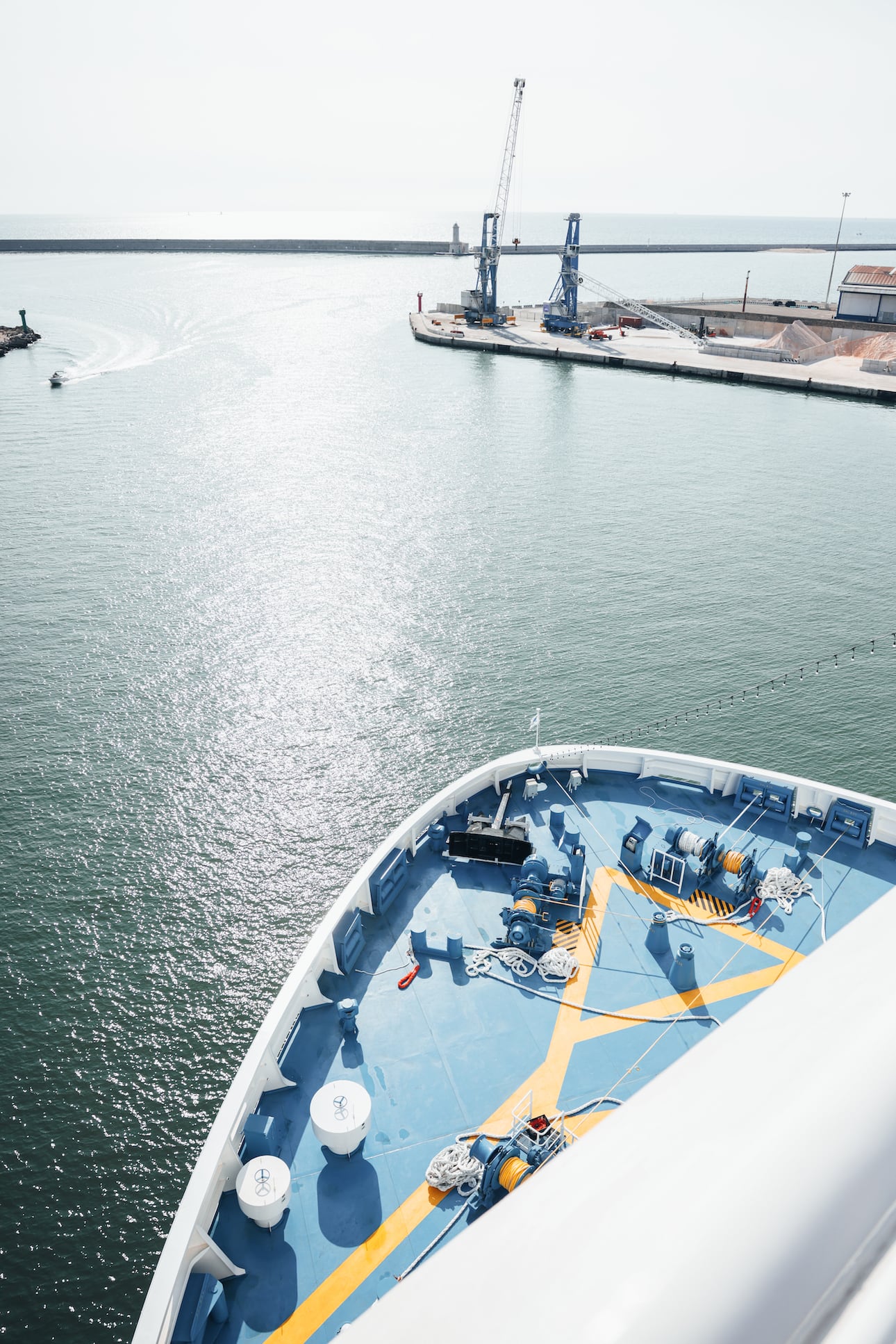 Fähre Moby Fantasy verlässt den Hafen von Livorno
