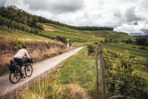 Radfahrer auf Gravelbike Tour am Derdinger Horn in Baden-Württemberg
