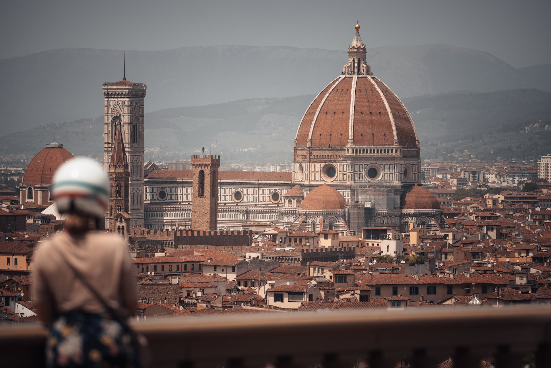 Frau genießt Aussicht auf Florenz