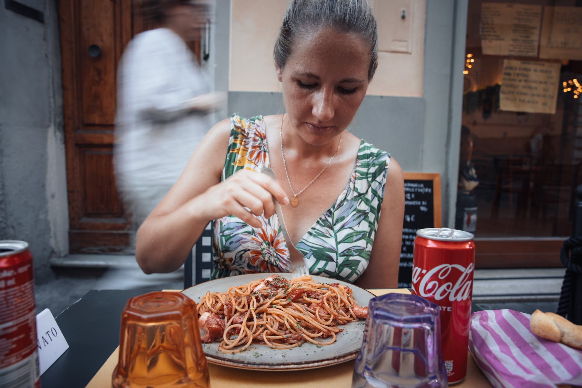Frau isst Pasta in Pisa auf ihrem Vespa Trip durch die Toskana