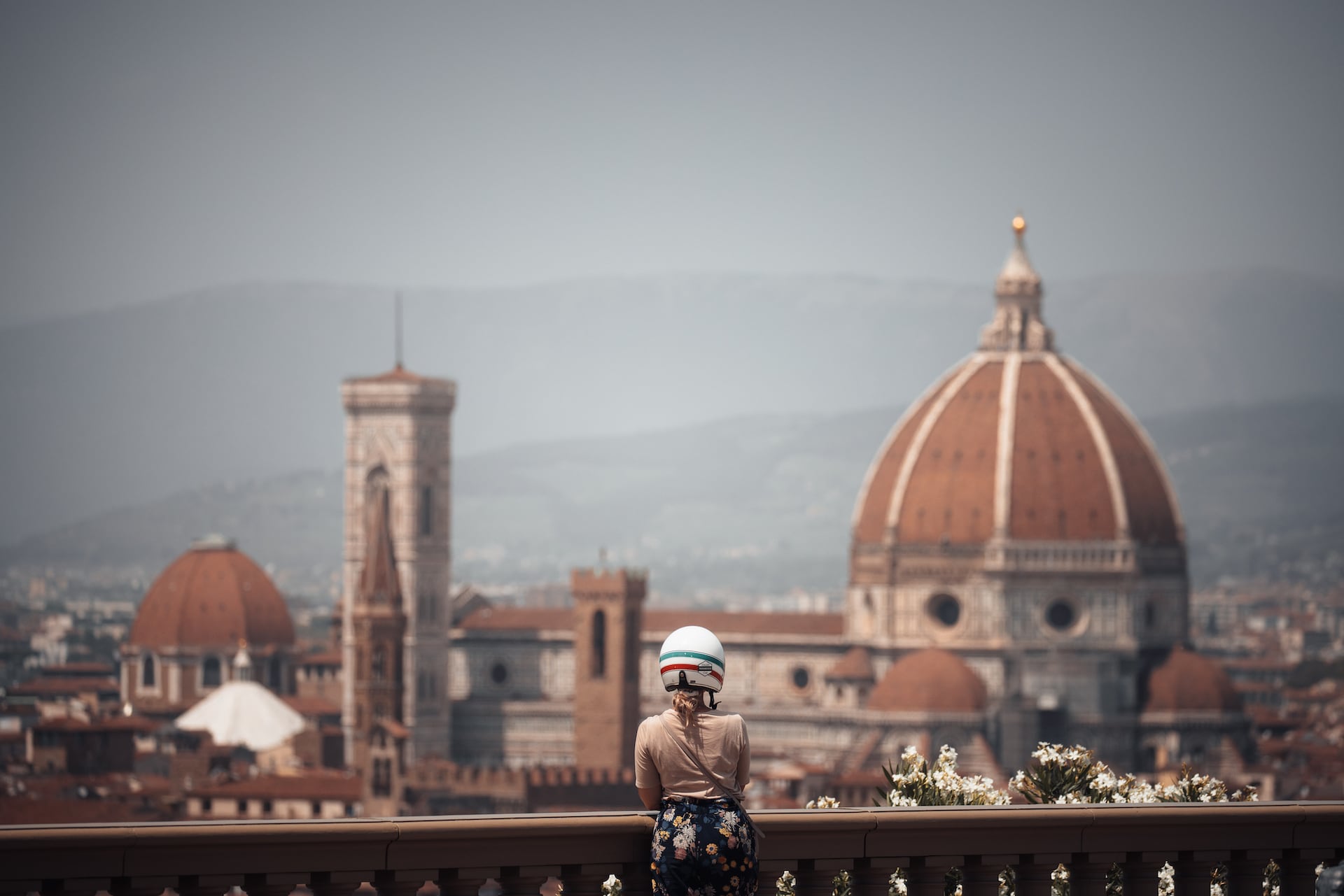 Frau genießt Aussicht vom Piazza Michelangelo