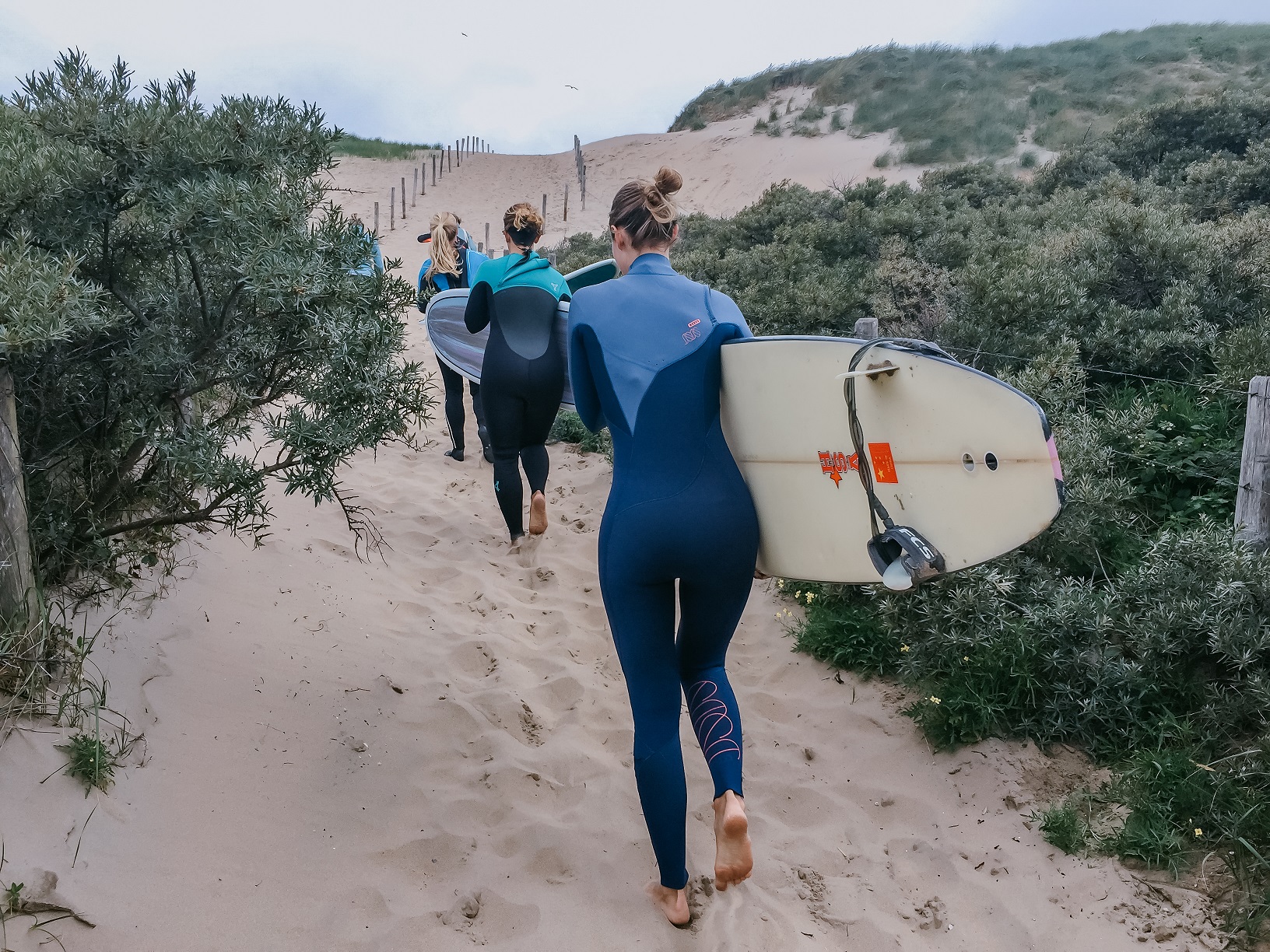 Frauen mit Surfbrettern am surfspots holland Scheveningen