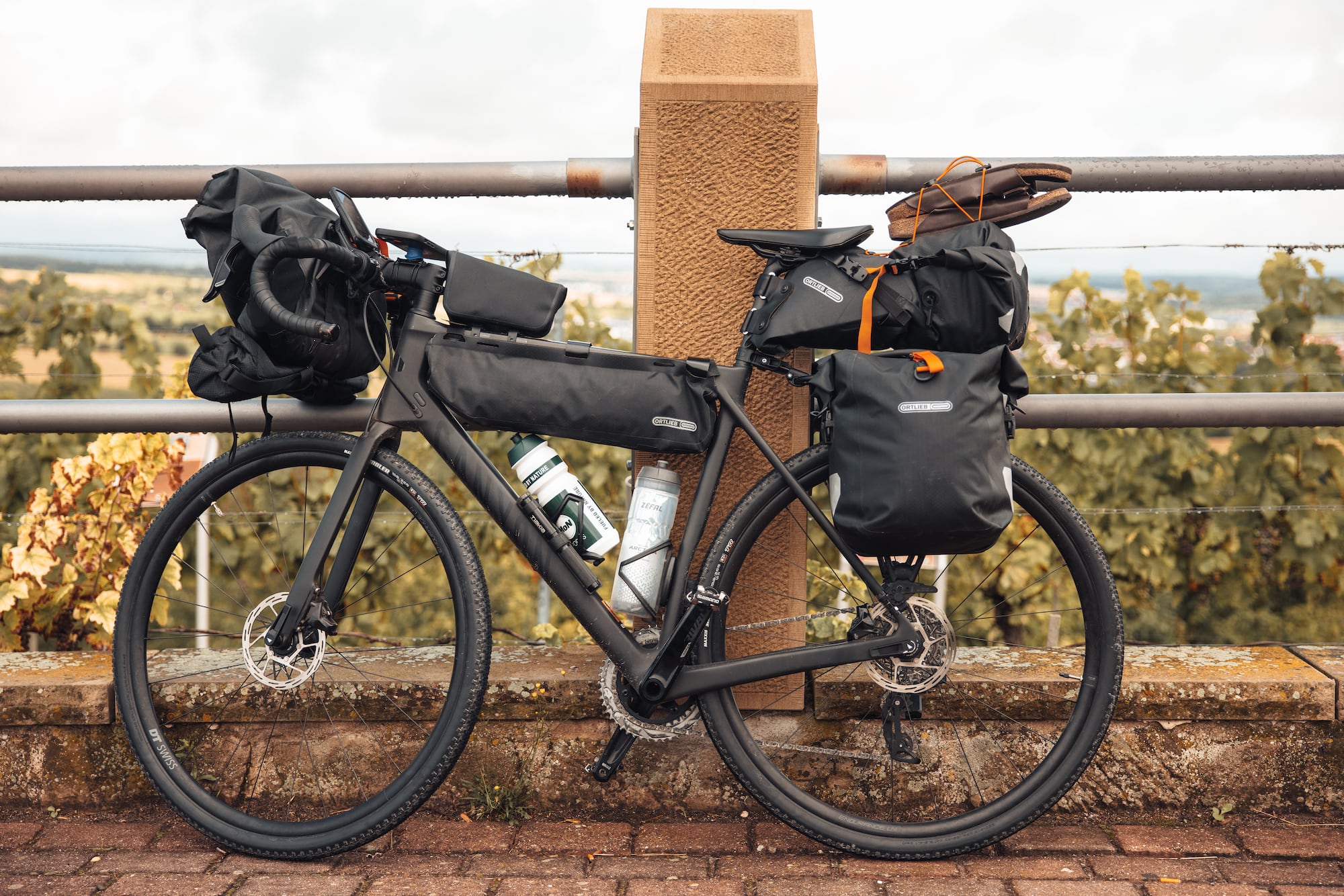 Mit Taschen ausgestattetes Gravelbike für Bikebapcking-Tour