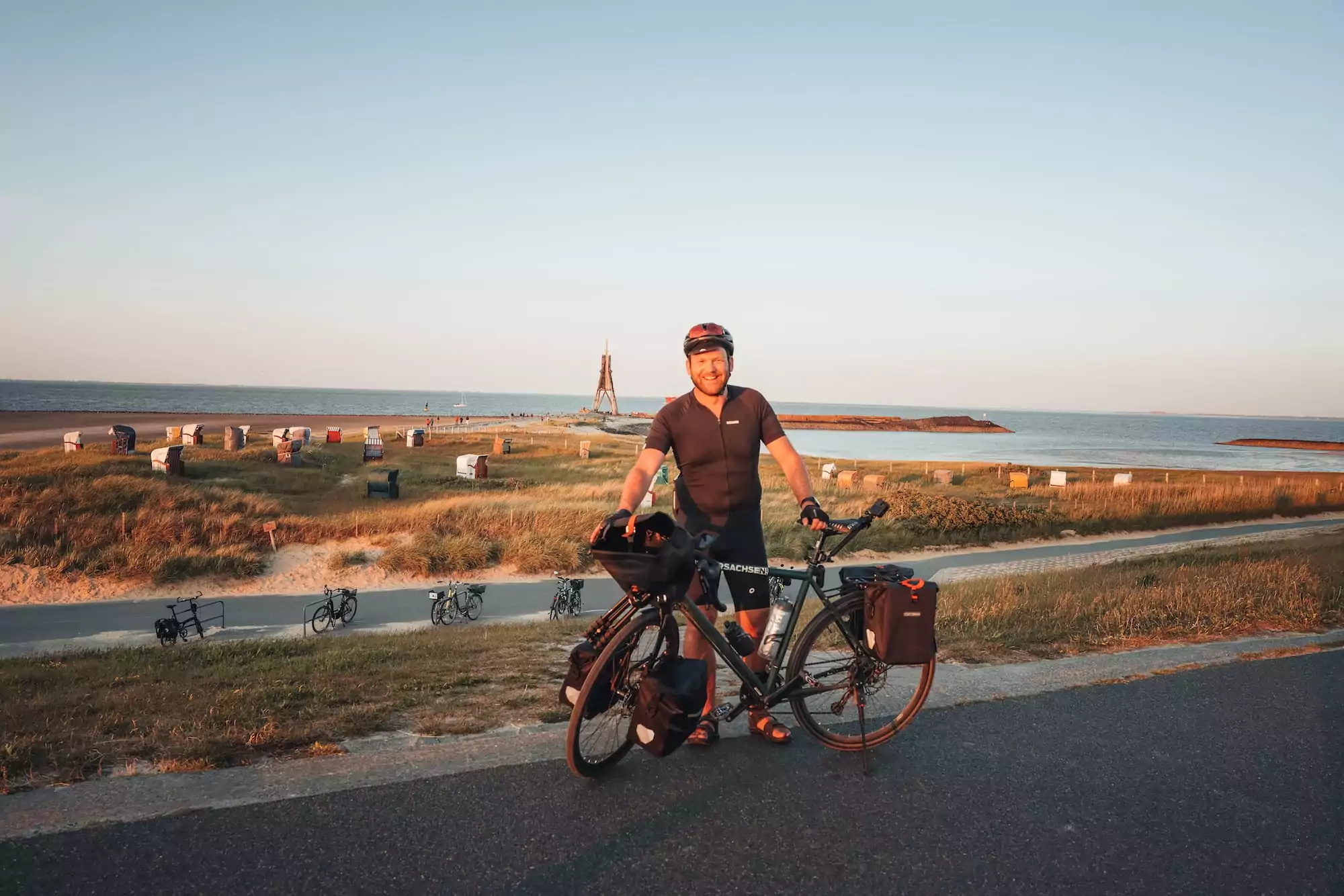 Mann auf Bikepacking-Tour entlang der Weser