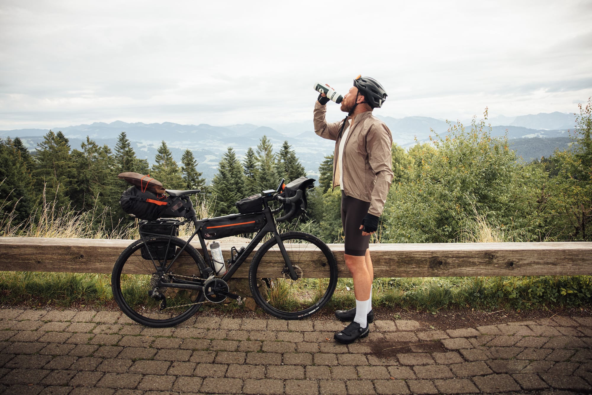 Mann in Radbekleidung auf Bikepacking-Abenteuer