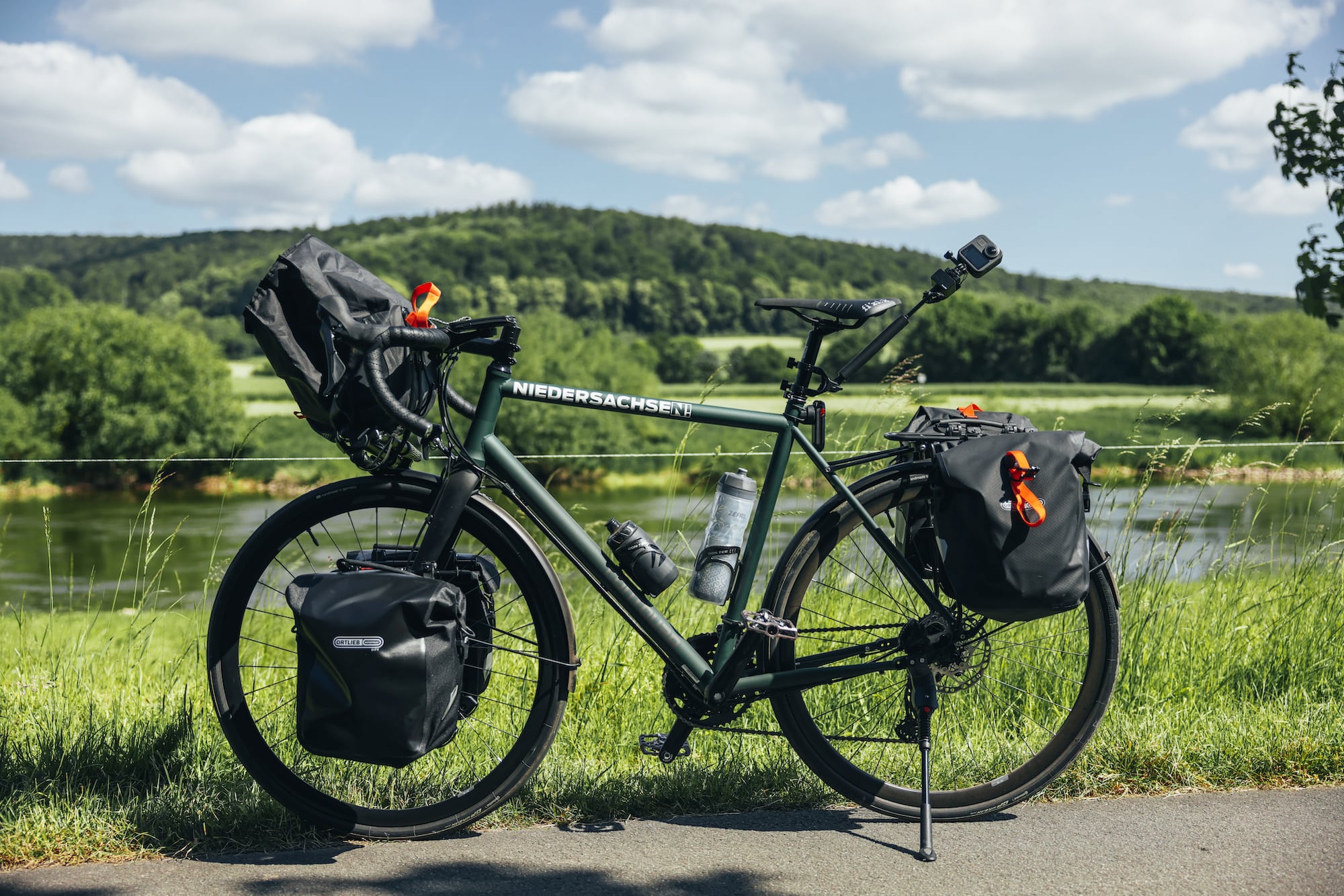 Gravelbike mit Fahrradtaschen für Bikepacking-Tour
